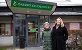 Gunilla Zettergren och Anna Olsenius utanför Örebro studentkår. 