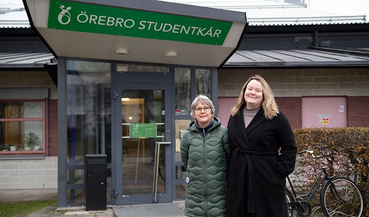 Gunilla Zettergren och Anna Olsenius utanför Örebro studentkår. 