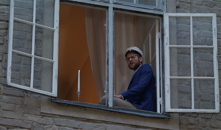 En sångare sitter i ett fönster på slottet.
