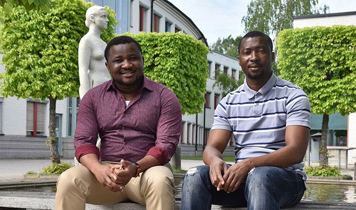 Christopher Bengalie Kabah and Joachim Kouassi n Goran sitting in front of Entréhuset