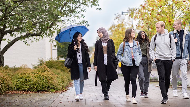 Studenter på campus. 