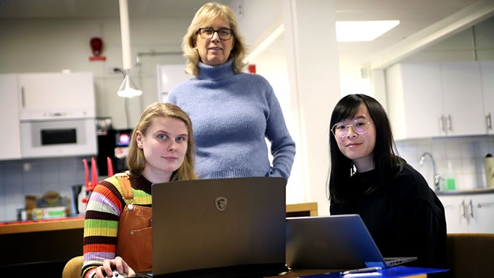 Deborah Carlander och Milla Nilsson, studenter i dataspelsutveckling vid Högskolan i Skövde, utvecklar dataspelet om Alma, som bygger på socionomen Kristina Colléns sociala innovation.