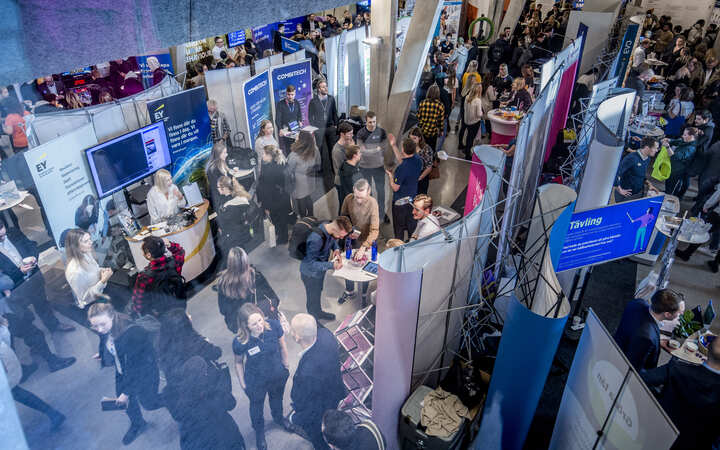 Studenter minglar på mässområdet