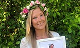 Linnea med blomsterkrans i håret.