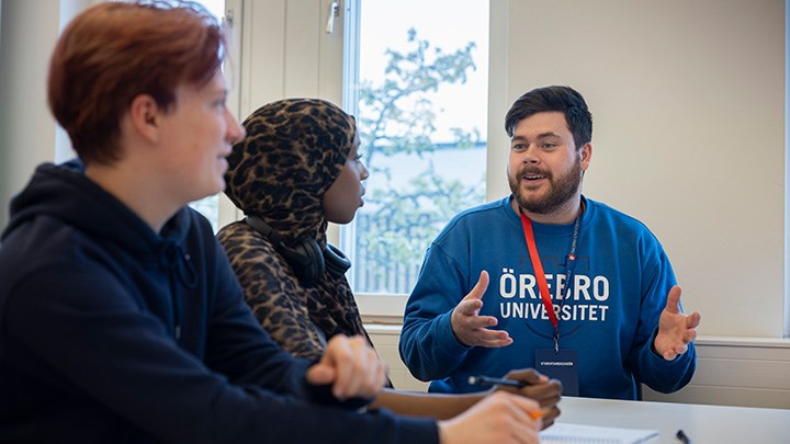 Studentambassadör i samtal med två elever.