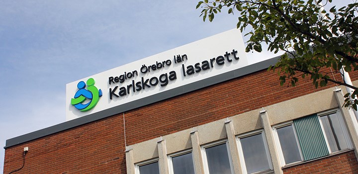 Bild på skylt med Karlskoga lasarett på lasarettsbyggnaden
