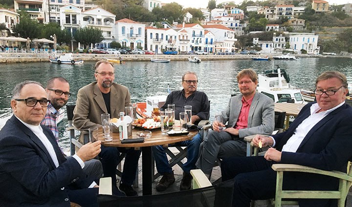Nikolaos Venizelos, Alexander Persson, Magnus Grenegård, guiden Kyriakos Fakaros, Mikael Ivarsson och Allan Sirsjö njuter av det grekiska köket på en restaurang vid havet.