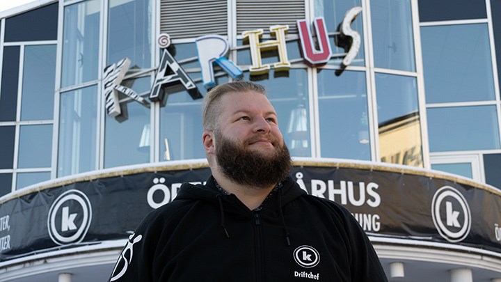 Emil Larsson framför Kårhuset.