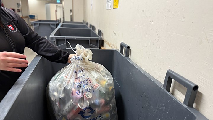 Pantburkar i plastsäck.