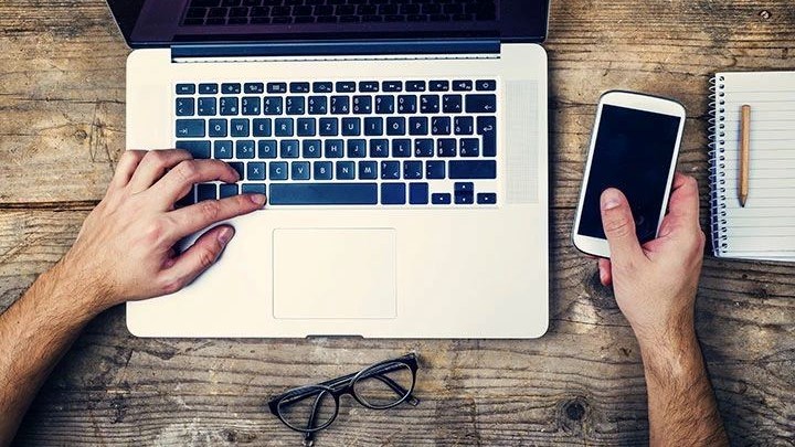 Någon som sitter vid datorn och tittar på föreläsning