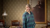 Cecilia Beckmann framför ett porträtt av Alfred Nobel.