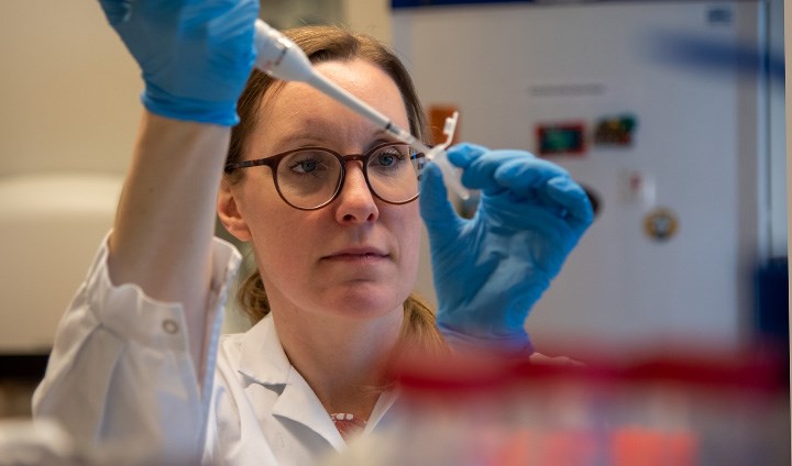 Forskaren Liza Ljungberg i ett laboratorium på Örebro universitet.