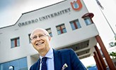 Rektor Johan Schnürer utanför Entréhuset, Örebro universitet.