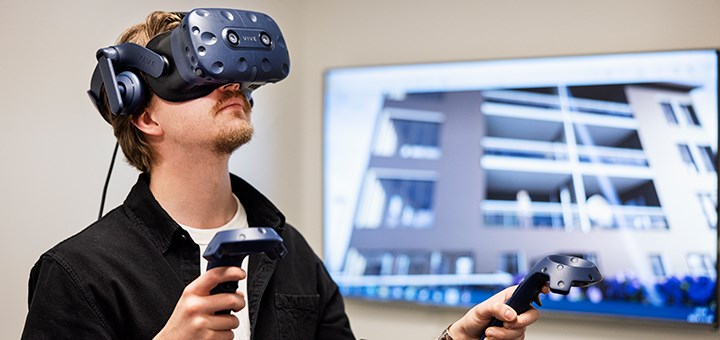 En student med VR-glasögon.
