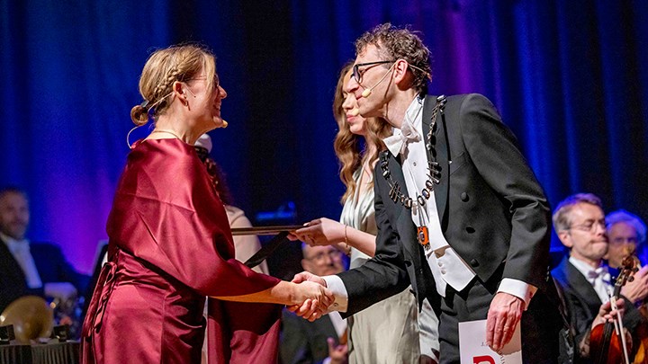 Åsa Källström tar emot diplomet från rektor Åke Ingerman.