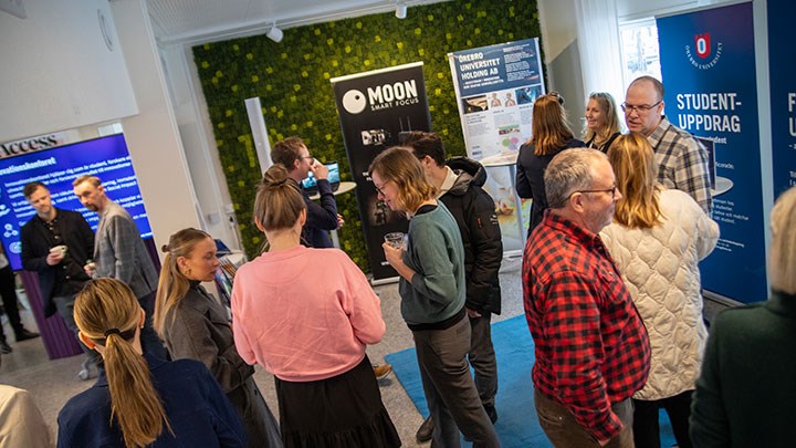 Forskare samlade i en innovativ miljö.