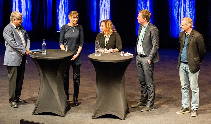 Paneldebatt Moderator Claes Möller, professor Audiologiska kliniken i Örebro, Marie Öberg, docent, hörselvården Linköping, Sarah Granberg, Med. Dr, Örebro universitet, Mattias Lundekvam, förbundsordförande i HRF, Peter Nordqvist, Tekn. Dr, Forskningsinstitutet Hörselbron.