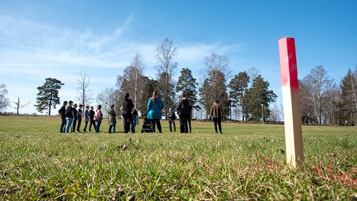 Studenter samlade på en gräsmatta.