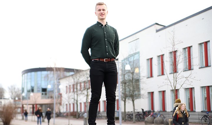 Bilden visar Mattias Djurstedt på Örebro universitets Campusområde