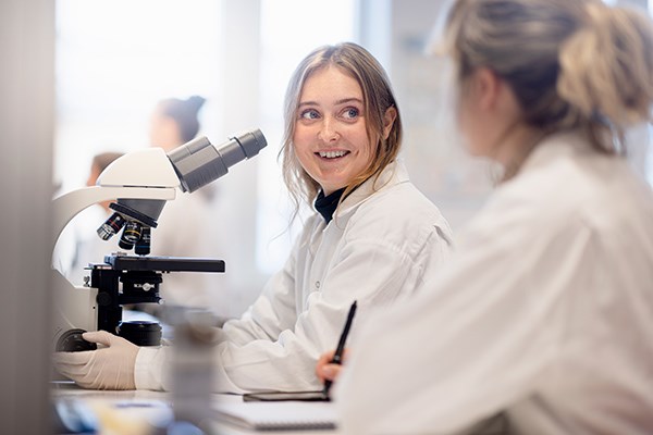 Two women with the microscope.