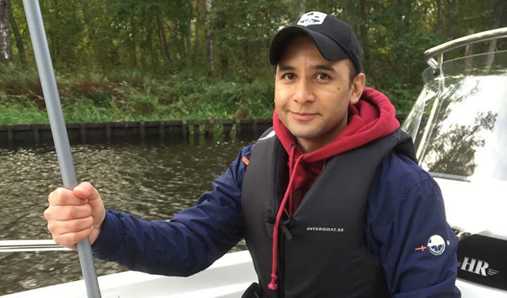 Faisal Ahmad Khan i båt på Svartån