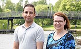 Forskarna Jana Jass och Faisal Ahmad Khan vid Svartån nedanför Naturens Hus i Örebro
