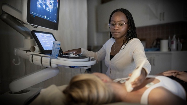 Studenter på Biomedicinska analytikerprogrammet inriktning fysiologi vid Örebro universitet