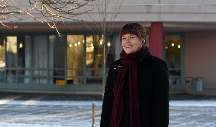 Maria Ojala utanför biblioteket på Örebro universitet. 