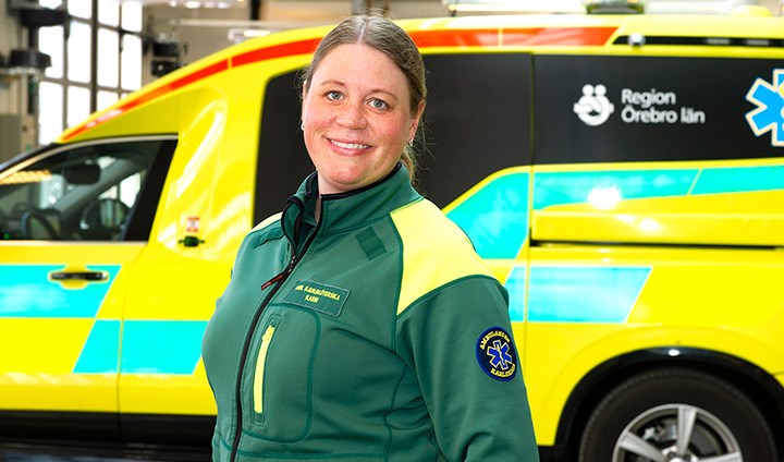Karin Hugelius framför en ambulans. 