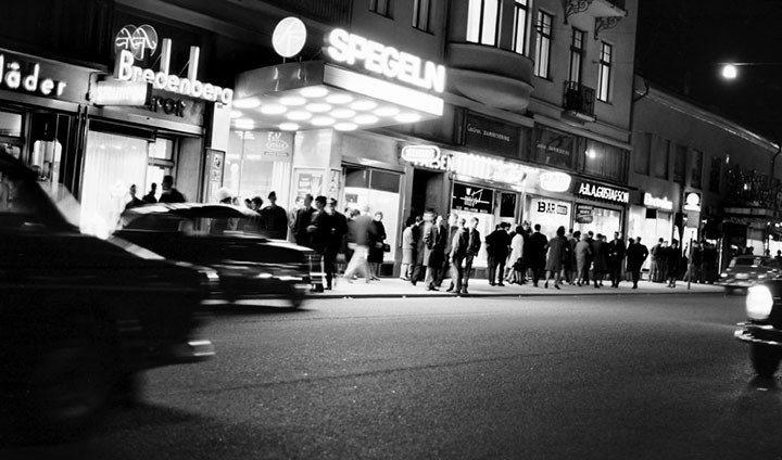 En svartvit bild från 1960-talet på den klassiska Örebrobiografen Spegeln.