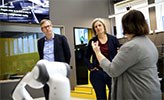 Stefan Hultquist och Anna Fridén lyssnar på Anna Töndel i Robotlab.