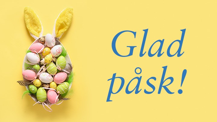 En gul bakgrund med ett halvt påskägg fyllt med småägg och pynt samt texten "Glad påsk!".