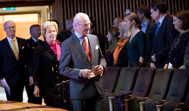 Kung Carl XVI Gustaf kommer in i föreläsningssalen, åtföljd av landshövding Maria Larsson och rektor Johan Schnürer.