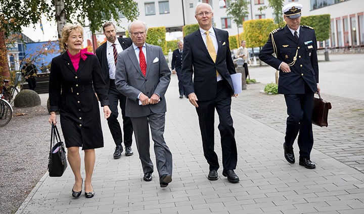 Tillsammans med Maria Larsson och Johan Schnürer tog kungen en promenad från Entréhuset till Musikhögskolan, där föreläsningen hölls i Konsertsalen.