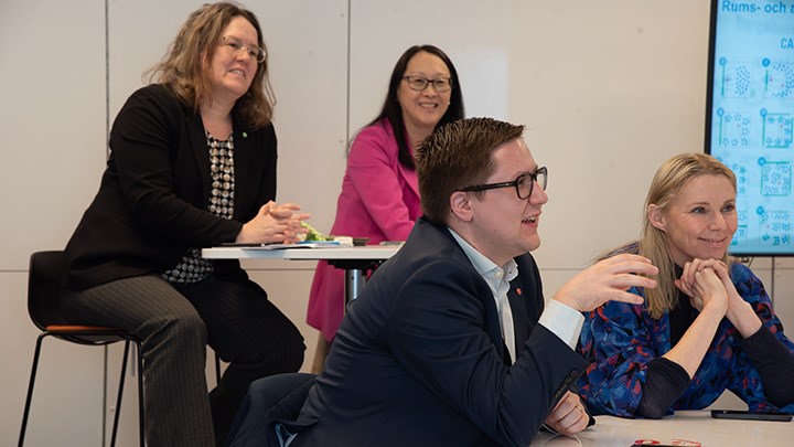 Gruppbild med Niklas Sigvardsson (S)  Åsa Westlund (S),Camilla Hansén (MP) och Katarina Tolgfors (M).