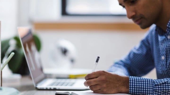 Lärare som planerar vid datorn