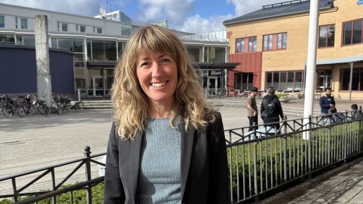 Forskaren Maria Wingren utanför Örebro universitet