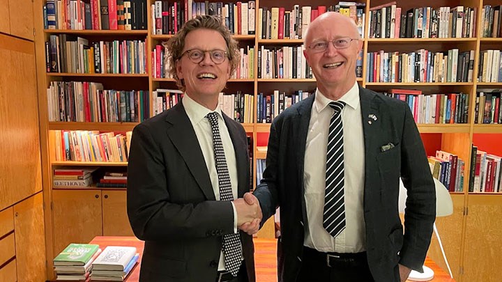 Sveriges ambassadör i Japan Pereric Högberg tillsammans med rektor Johan Schnürer.