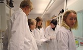 Gymnasieelever i labbet på Möckelngymnasiet i Karlskoga.