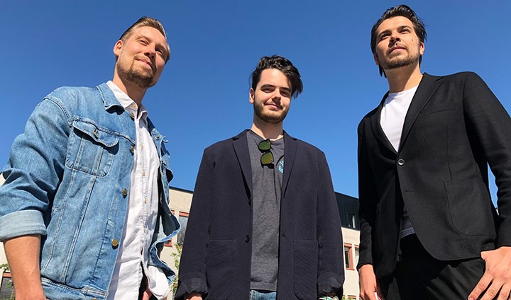 Maximilian Emmerik, Kristoffer Kirkerud och Stanislav Olsson utanför en byggnad på Örebro universitet.