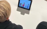 Elev som tittar på skärmen till digital läskompis