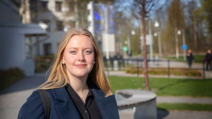 Kemistudenten Wilda Furberg arbetar extra på Mondi Örebro. ”Det blir ett annat driv när man ser hur något fungerar i verkligheten jämfört med att bara läsa om det teoretiskt”, säger hon.