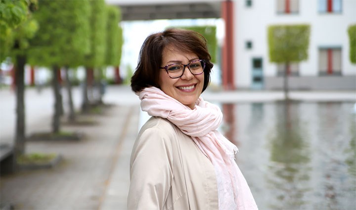 Zara Saeidzadeh står utanför Örebro universitet.