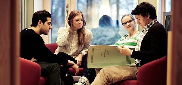 Studenter på Masterprogrammet i musikvetenskap - Musiken och människan som sitter och studerar tillsammans.