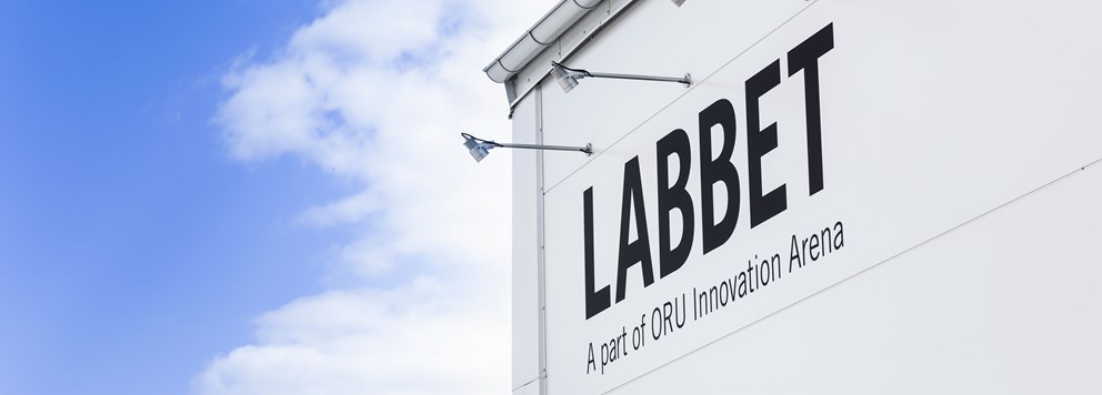 Labbet.