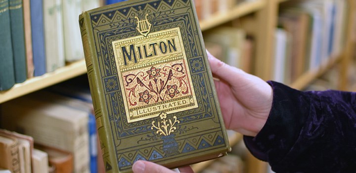 Foto på framsidan av en äldre bok i grönt med guldinslag och texten "Milton".
