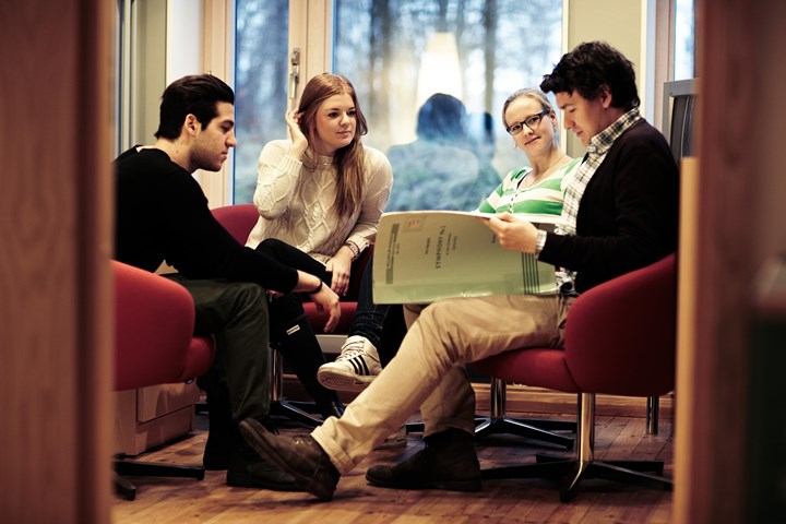 Fyra studenter sitter och pratar i en soffa