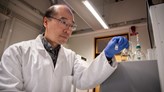 Leo Yeung är universitetslektor och forskare i kemi vid Örebro universitet