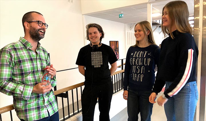 Alexander Persson tillsammans med eleverna Emil Åkerlund, Amanda Rhen och Ida-Maria Asp i NA17 på Möckelngymnasiet.