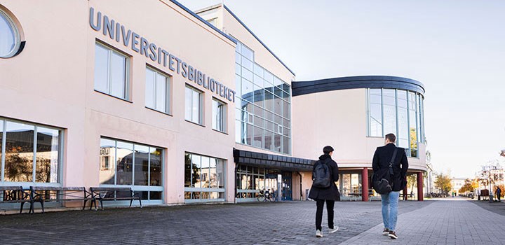 Två personer går utanför biblioteket.